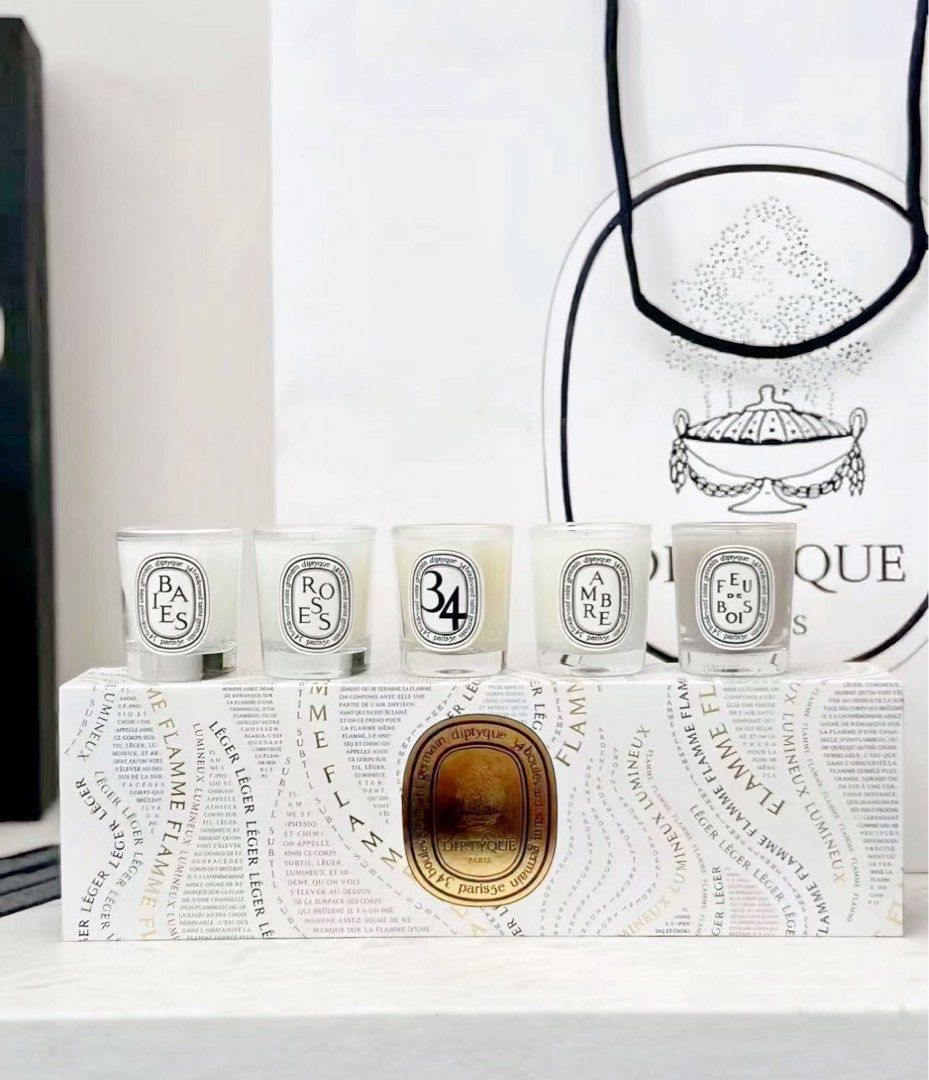 To celebrate the holiday season, Diptyque is showcasing the magic of the flame in a unique manner. In the form of a calligram inspired by the poetic definition found in the Encyclopédie des Lumières, "flame" becomes the central motif of a special collection.